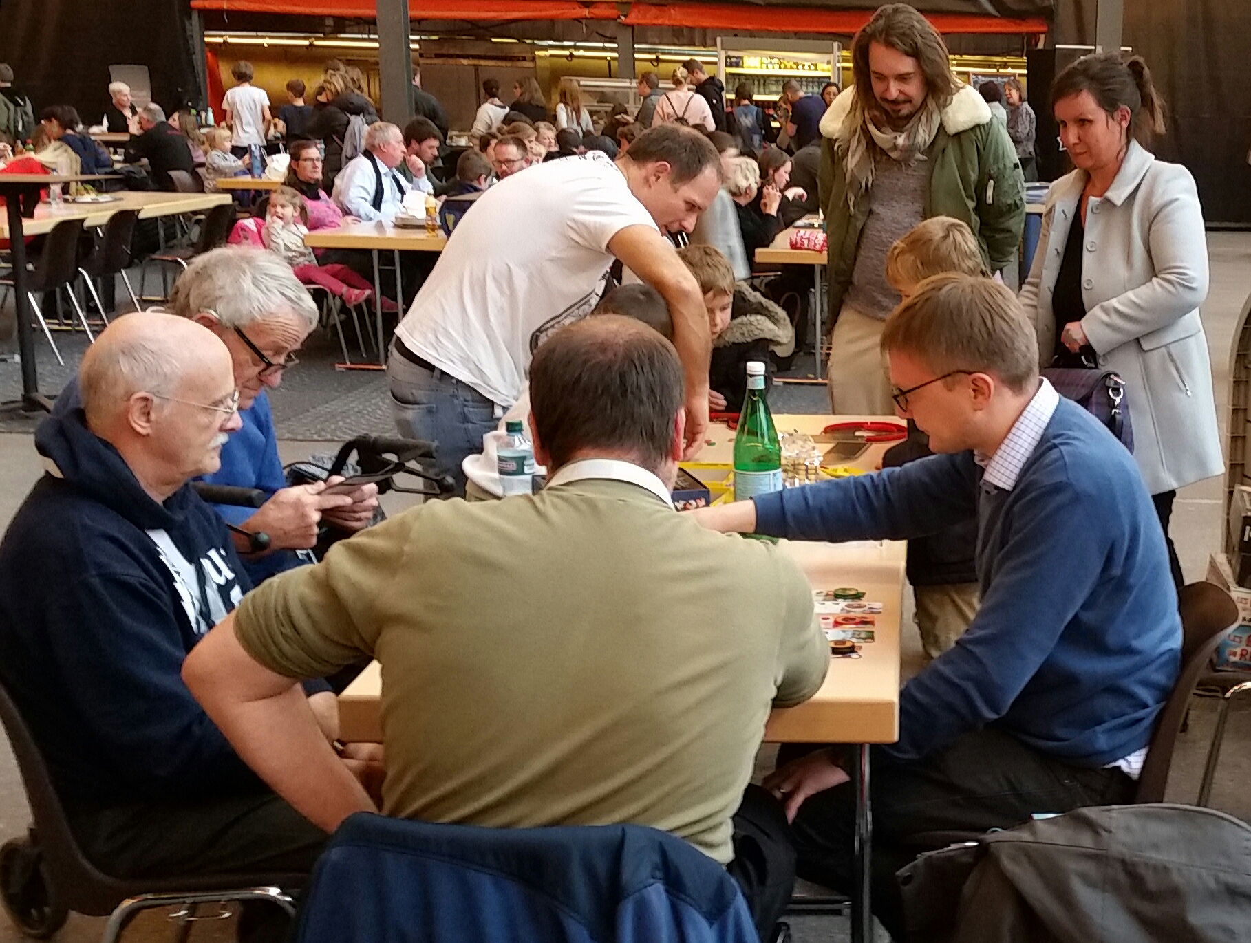 Vereinsmitglieder und Gäste auf den Ständen