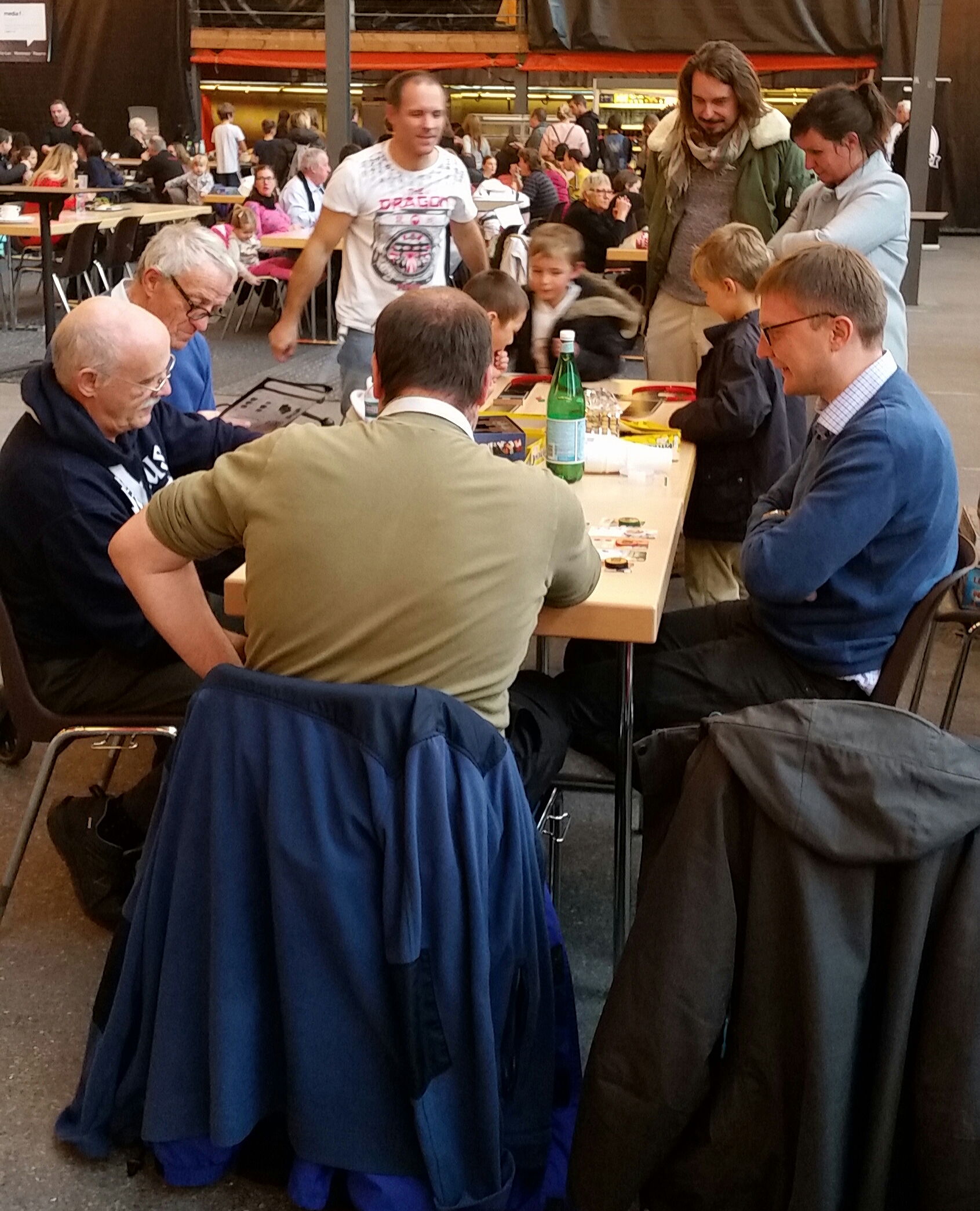 Vereinsmitglieder und Gäste auf den Ständen