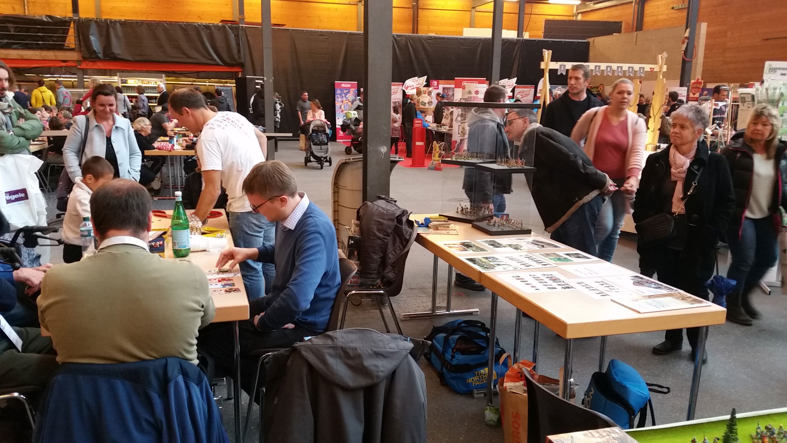 Vereinsmitglieder und Gäste auf den Ständen