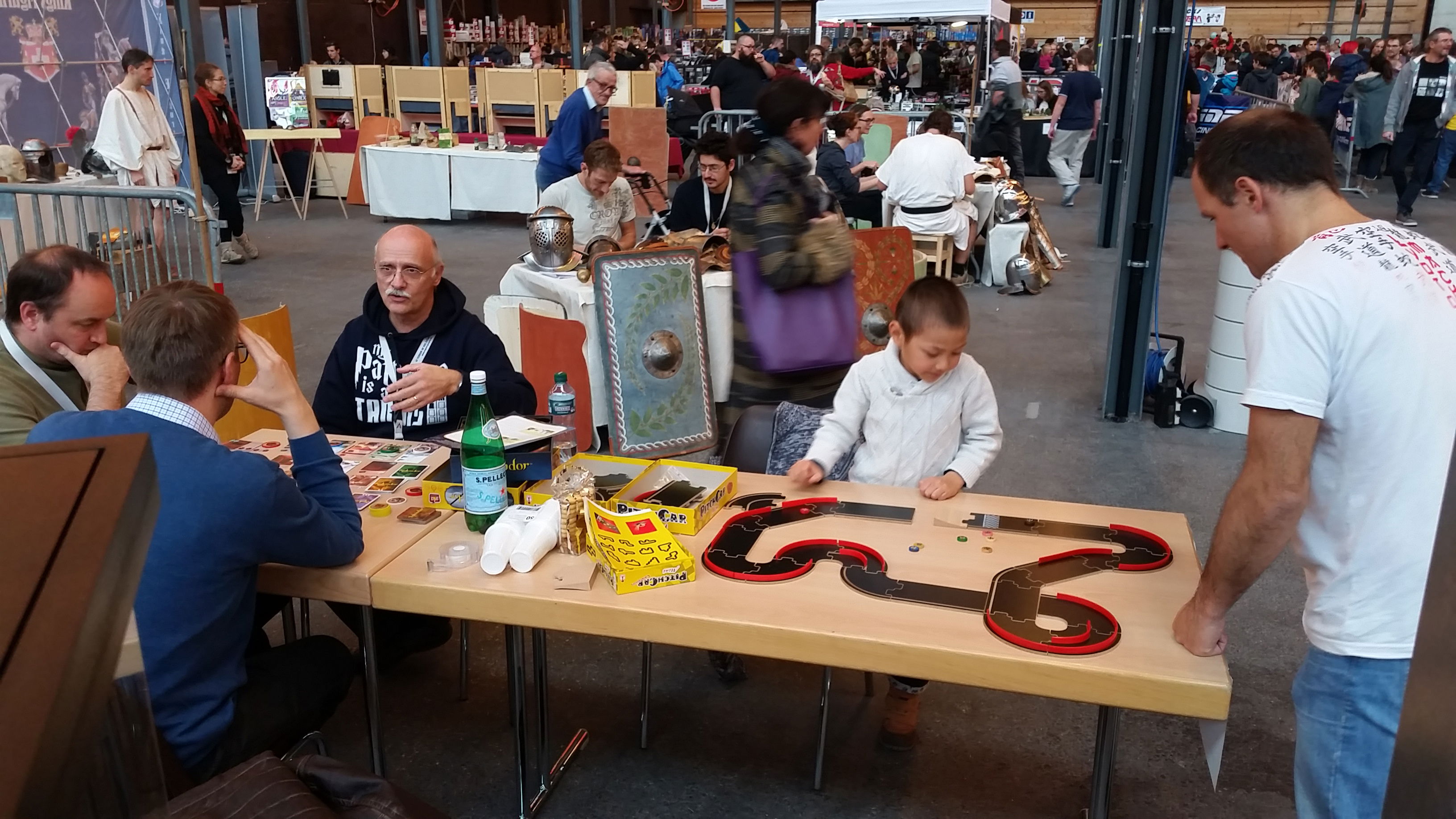 Vereinsmitglieder und Gäste auf den Ständen