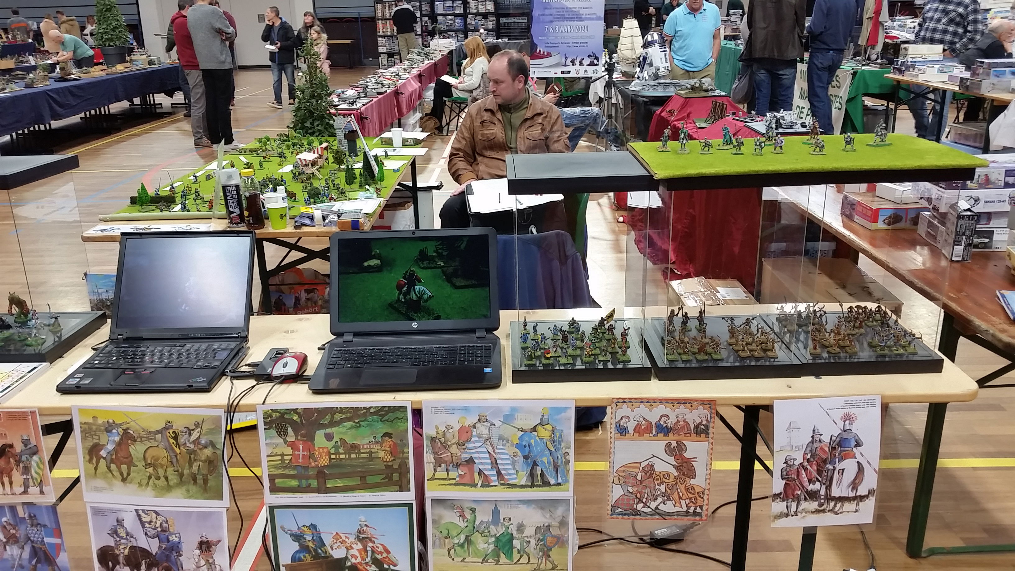 Vereinsmitglieder und Gäste auf den Ständen