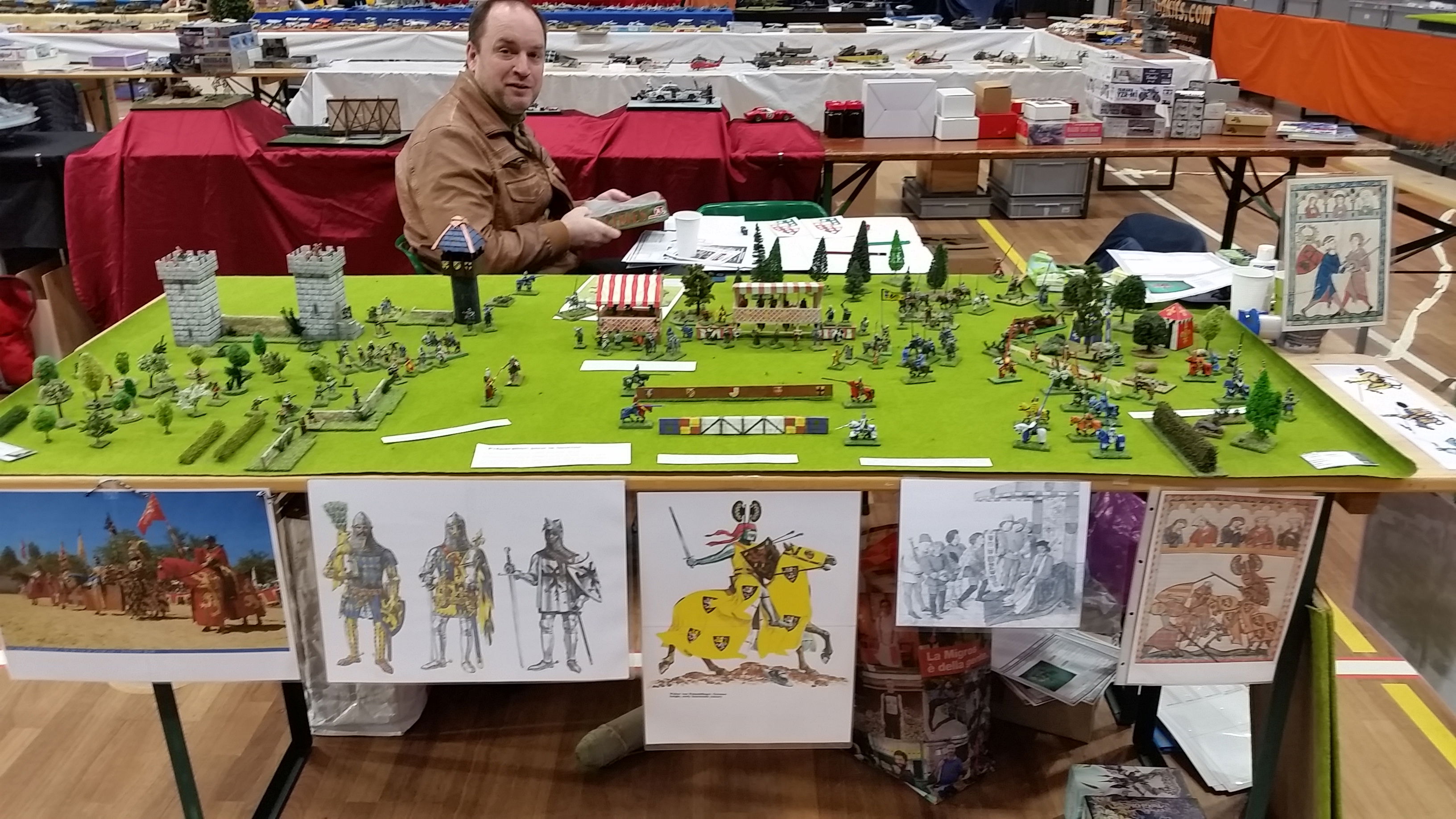 Vereinsmitglieder und Gäste auf den Ständen