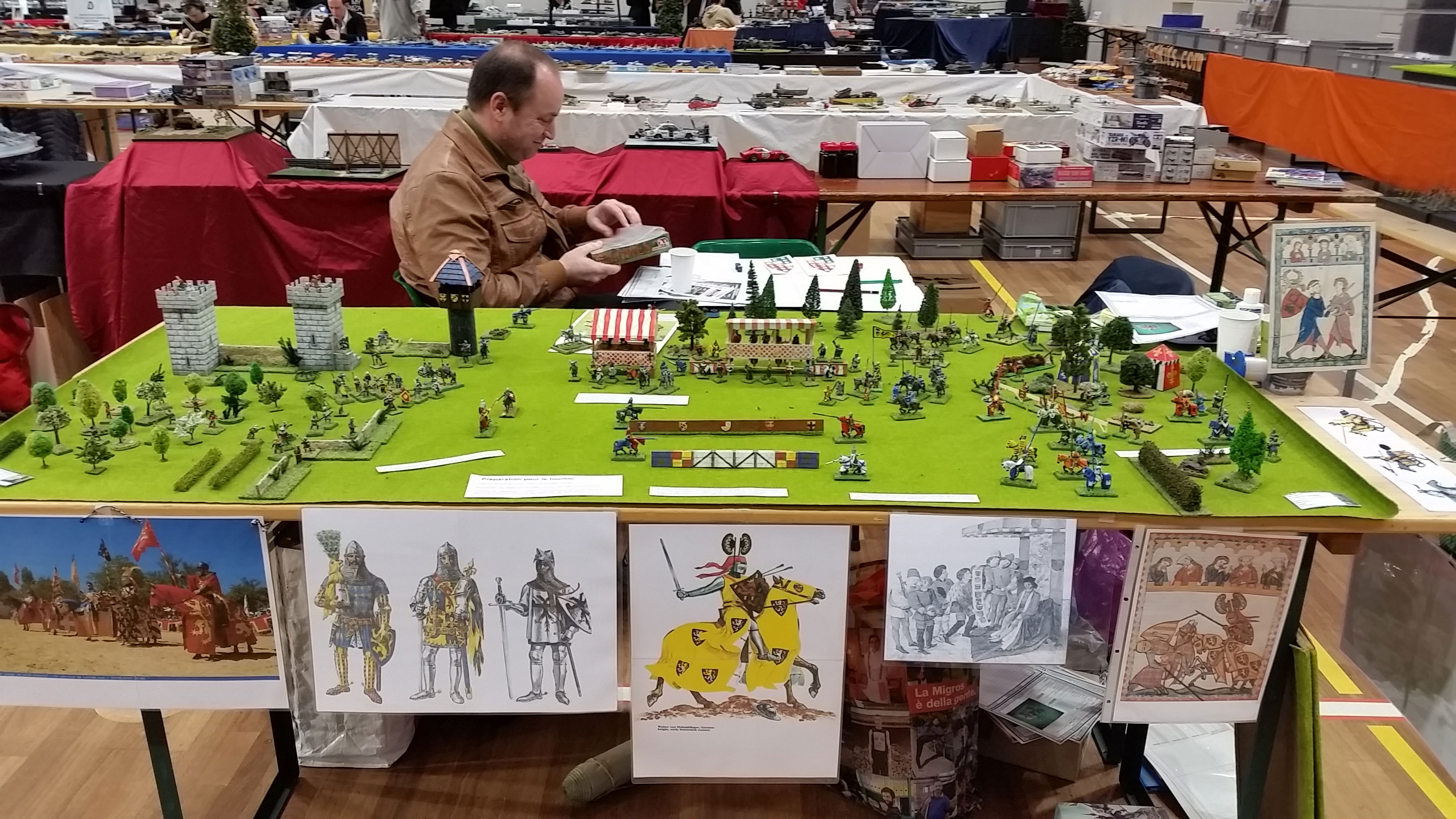 Vereinsmitglieder und Gäste auf den Ständen