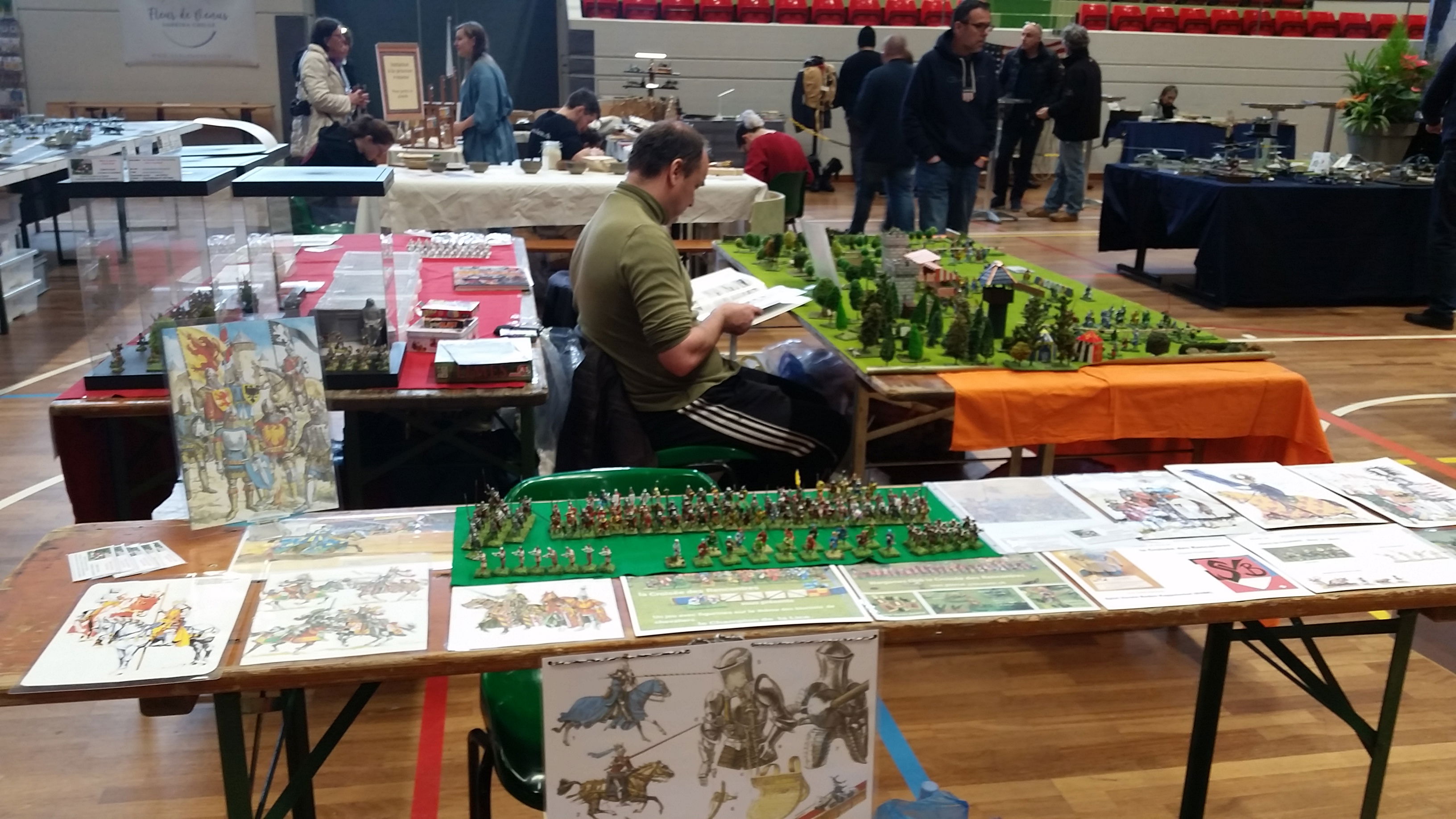 Vereinsmitglieder und Gäste auf den Ständen