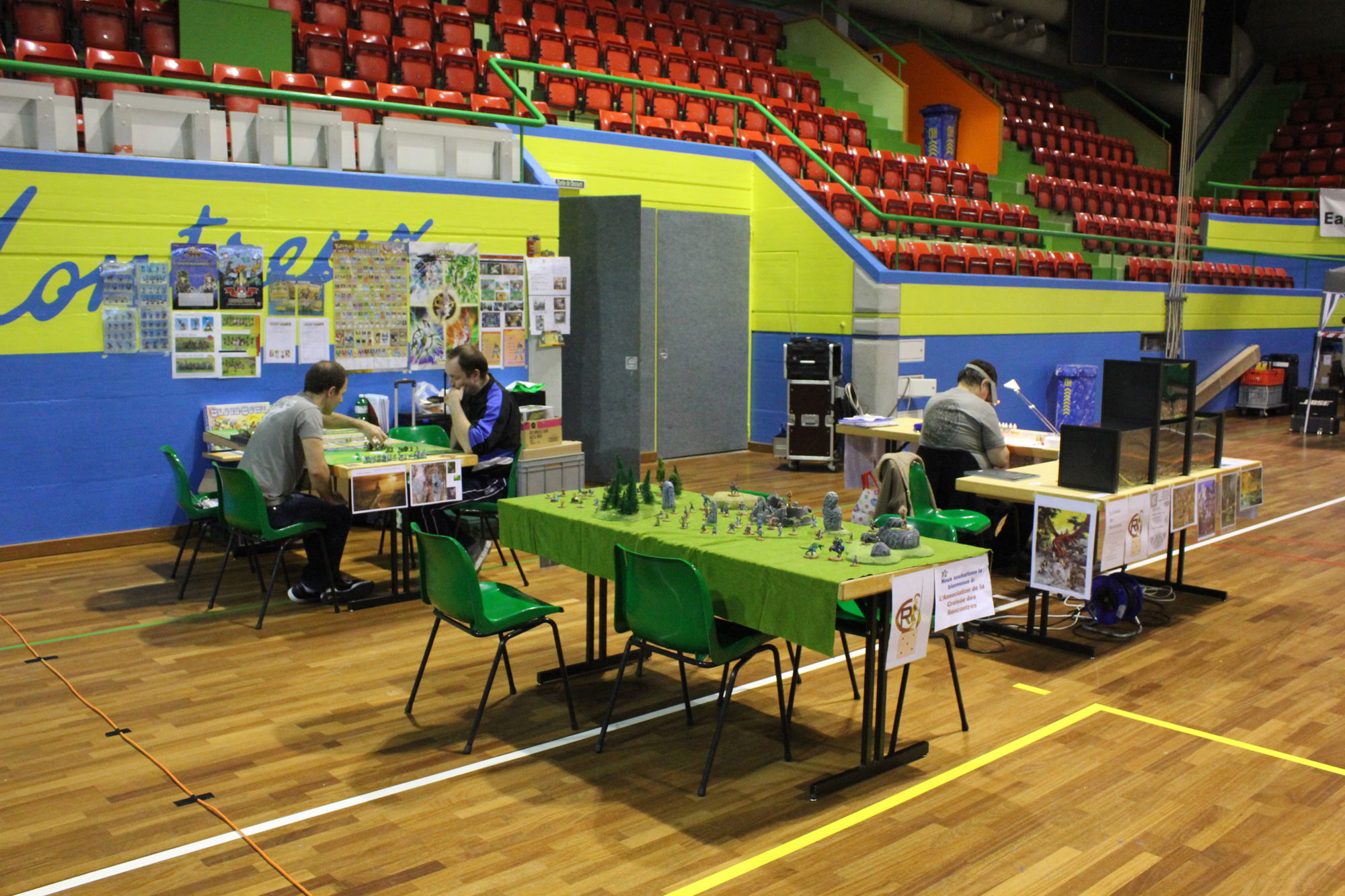 Vereinsmitglieder und Gäste auf den Ständen