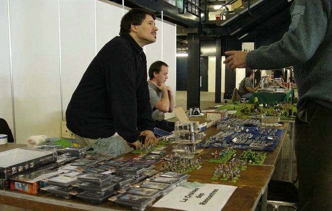 Vereinsmitglieder und Gäste auf den Ständen