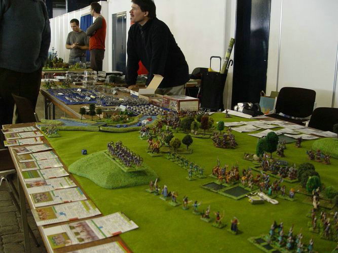 Vereinsmitglieder und Gäste auf den Ständen