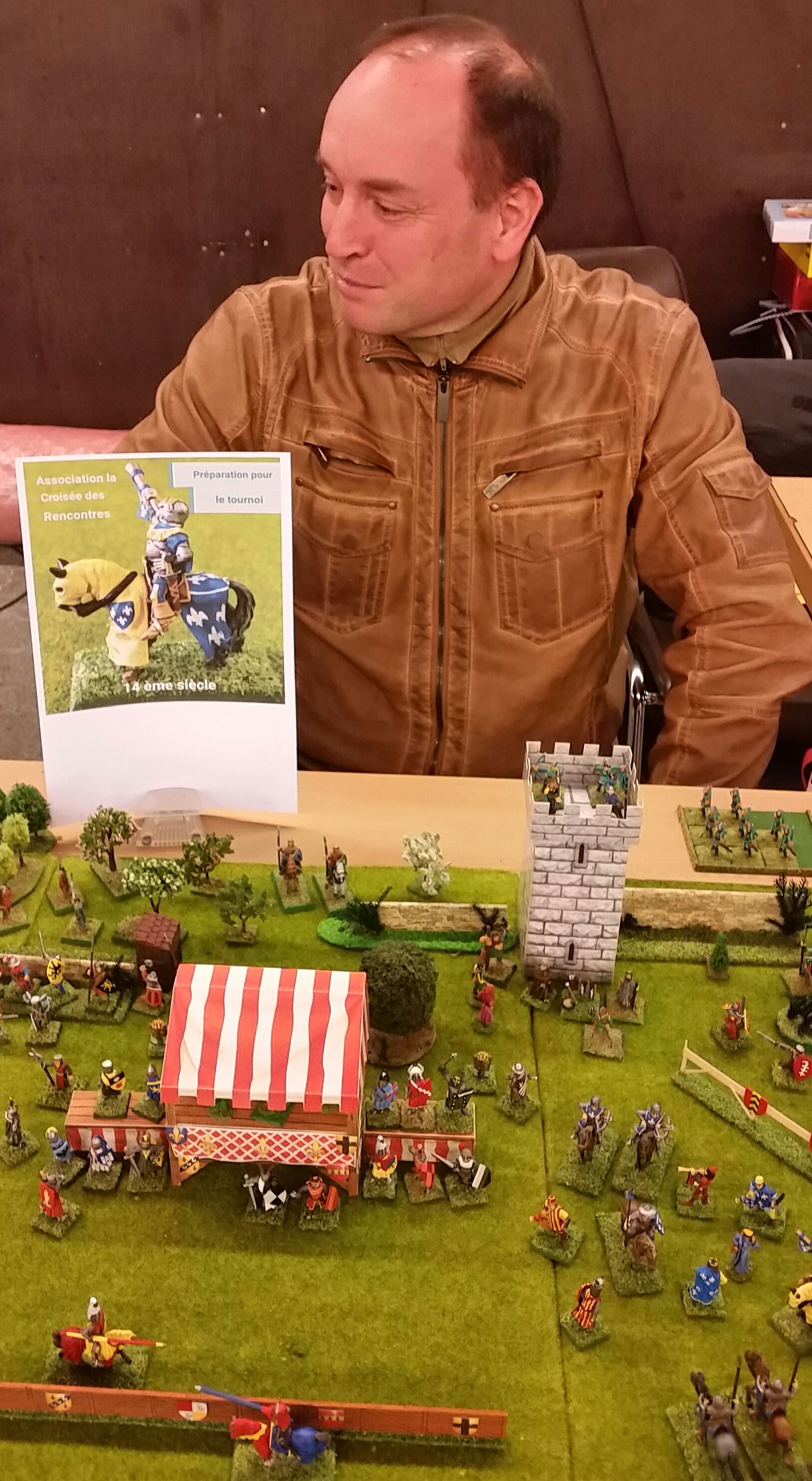 Vereinsmitglieder und Gäste auf den Ständen