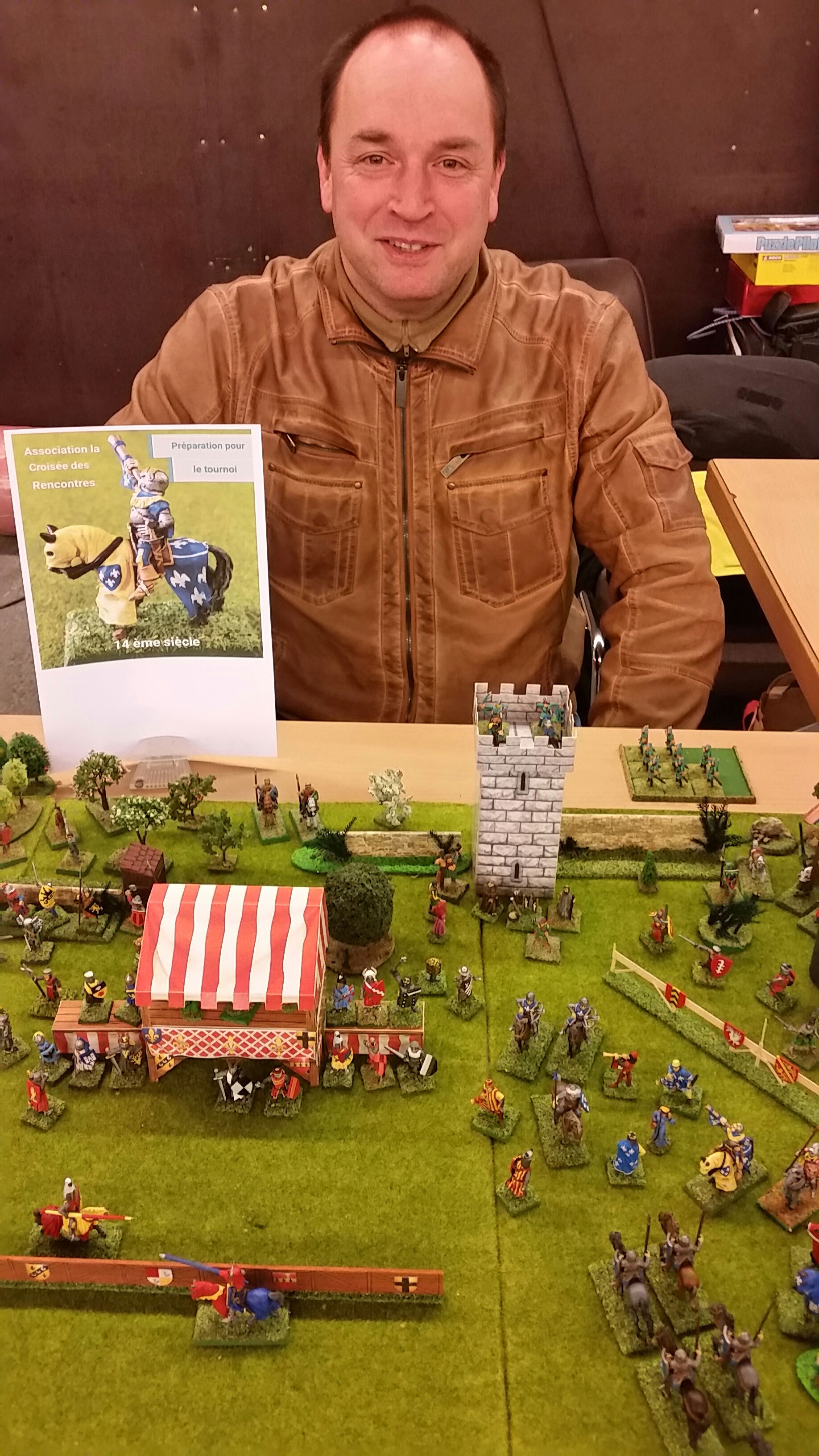 Vereinsmitglieder und Gäste auf den Ständen