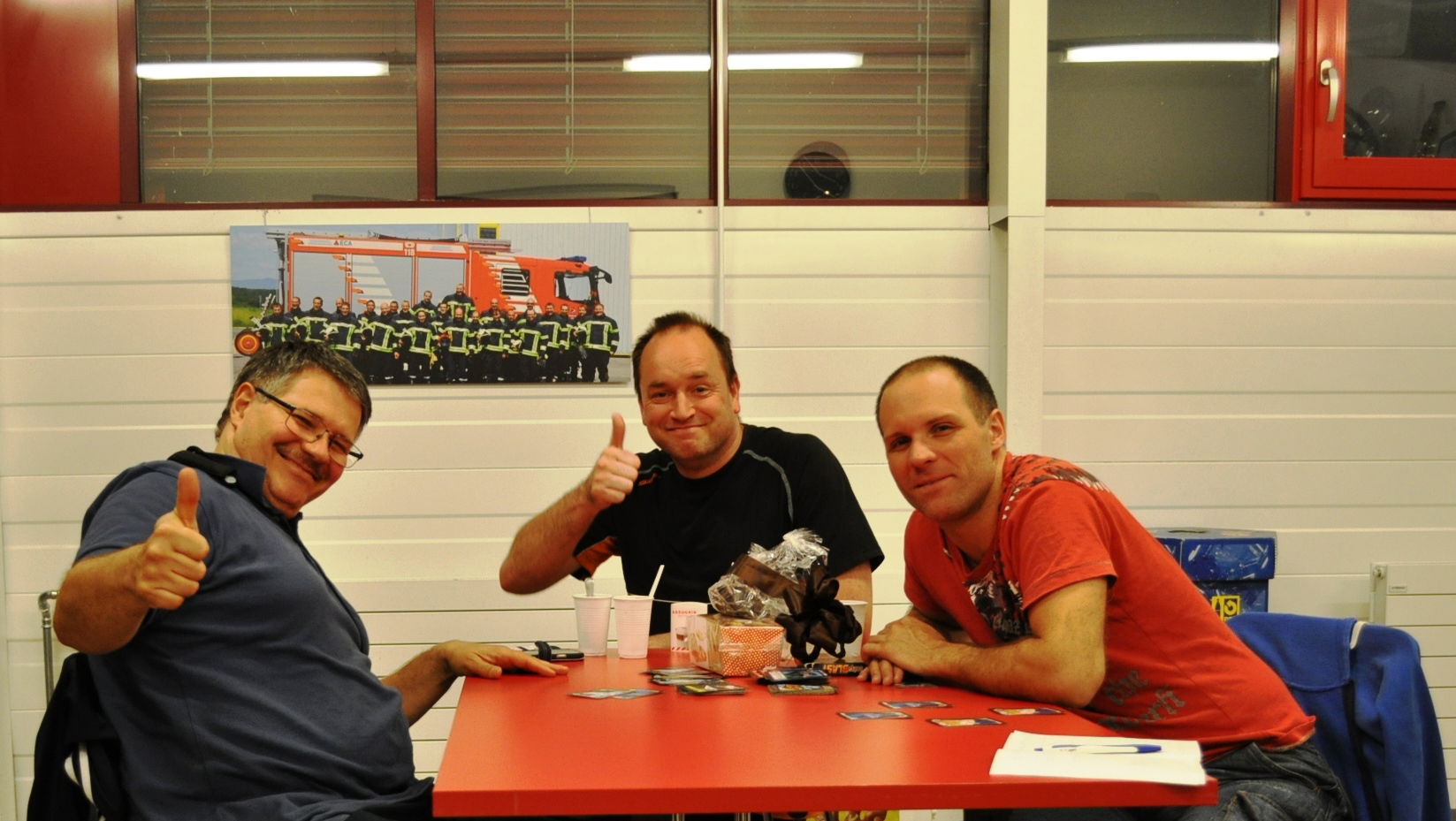 Vereinsmitglieder und Gäste auf den Ständen