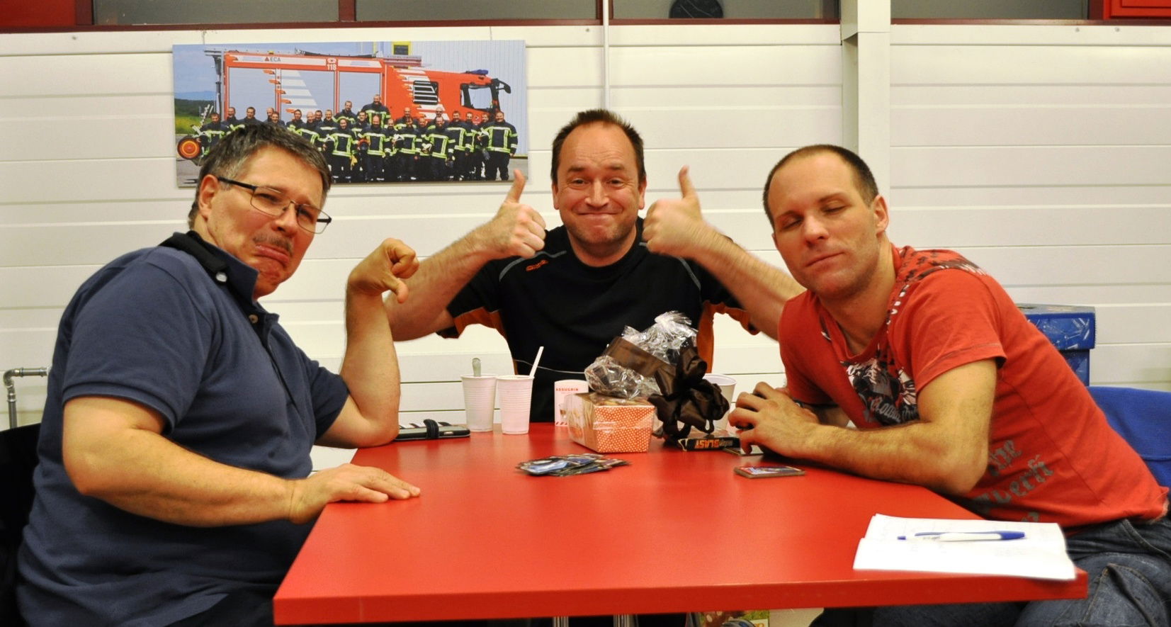 Vereinsmitglieder und Gäste auf den Ständen