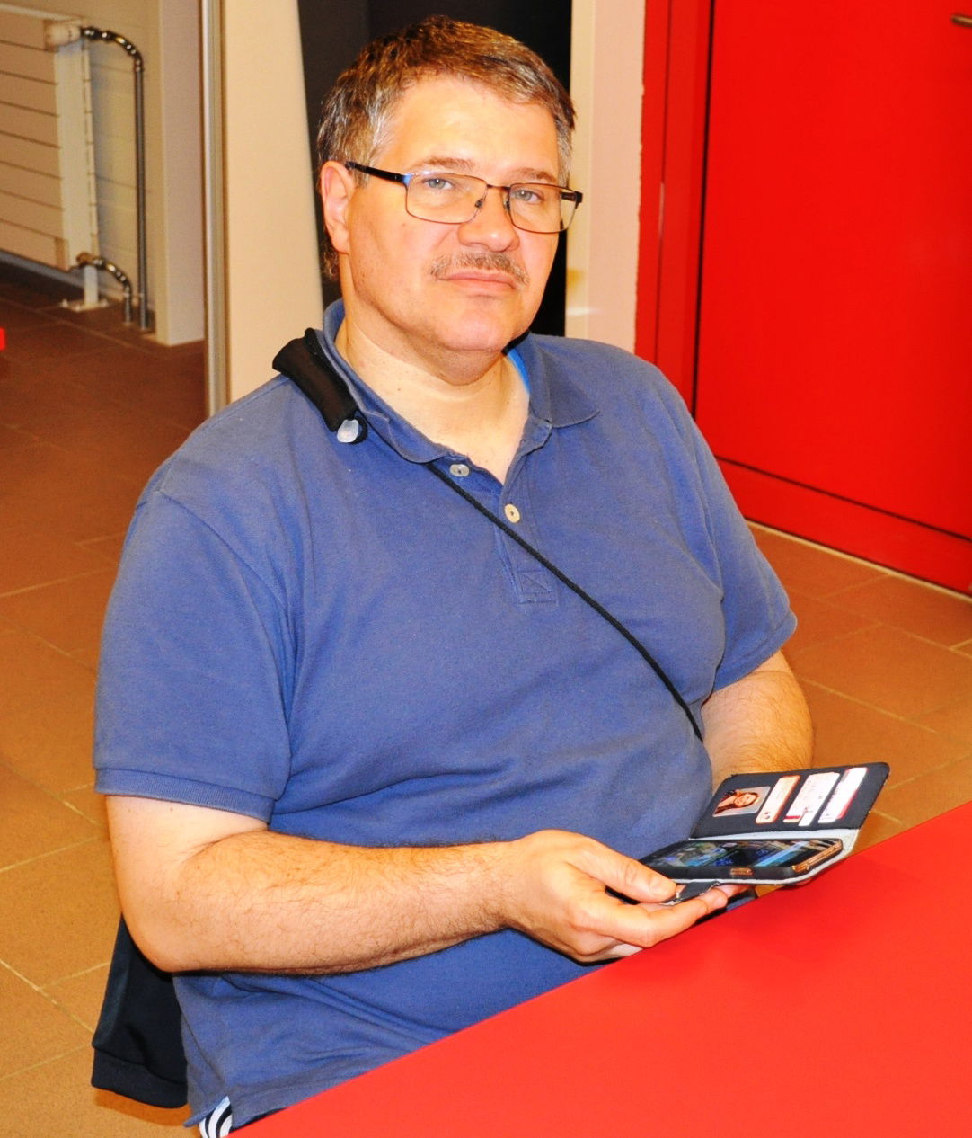 Vereinsmitglieder und Gäste auf den Ständen