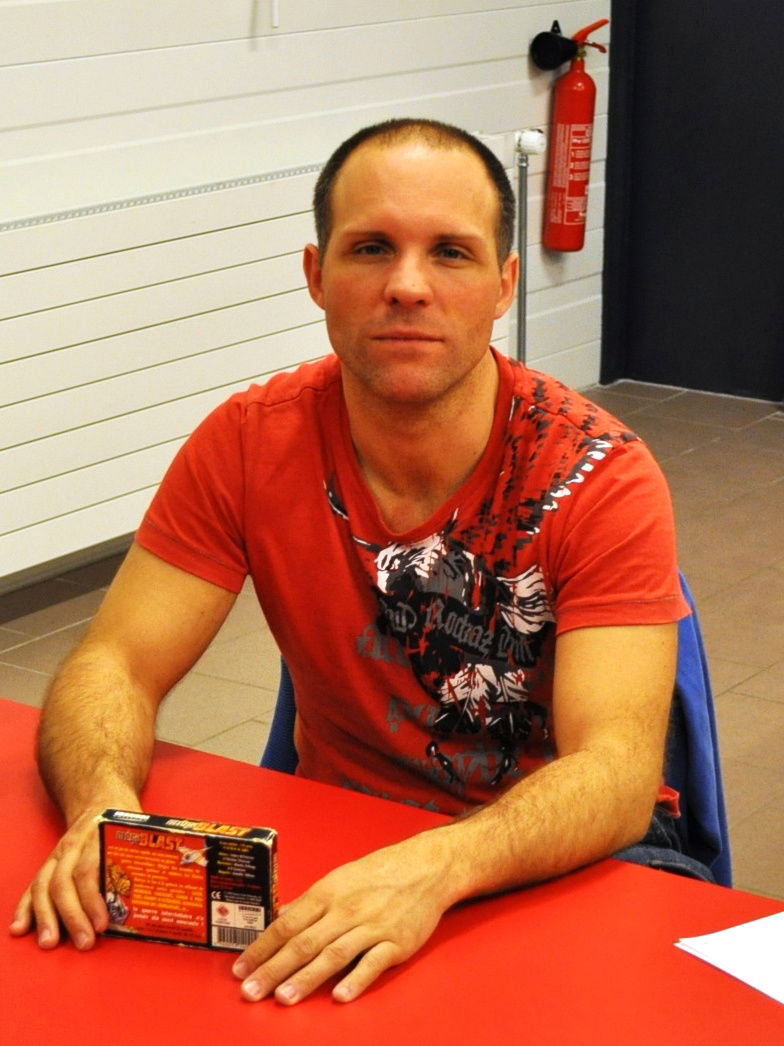 Vereinsmitglieder und Gäste auf den Ständen