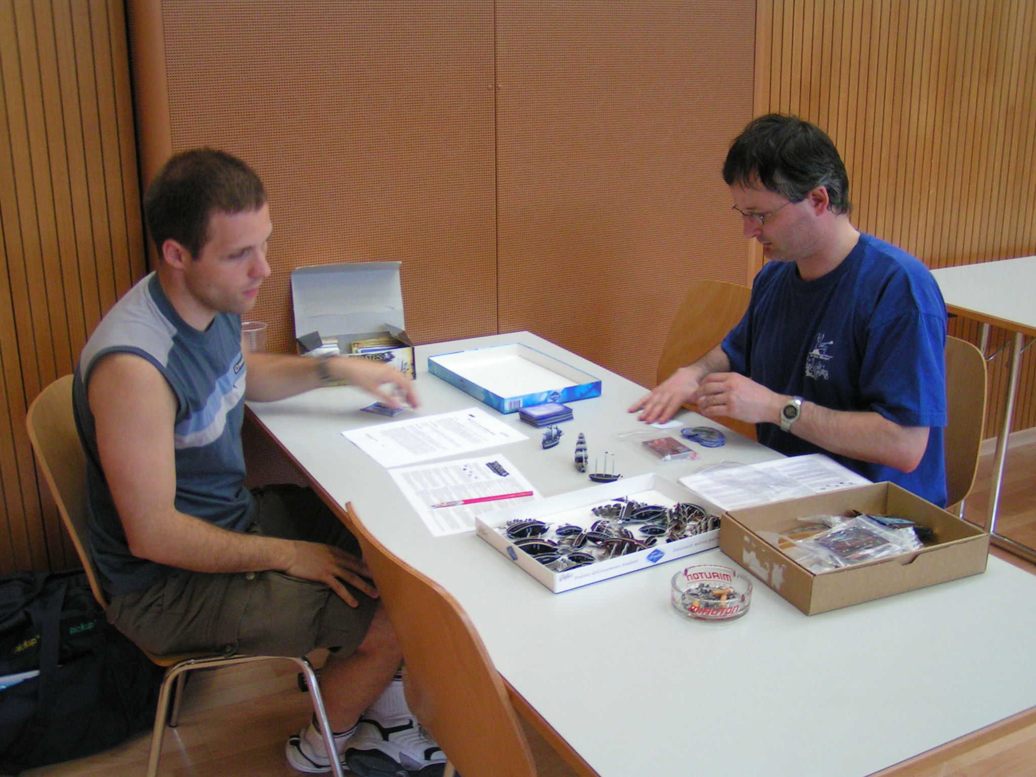 Vereinsmitglieder und Gäste auf den Ständen