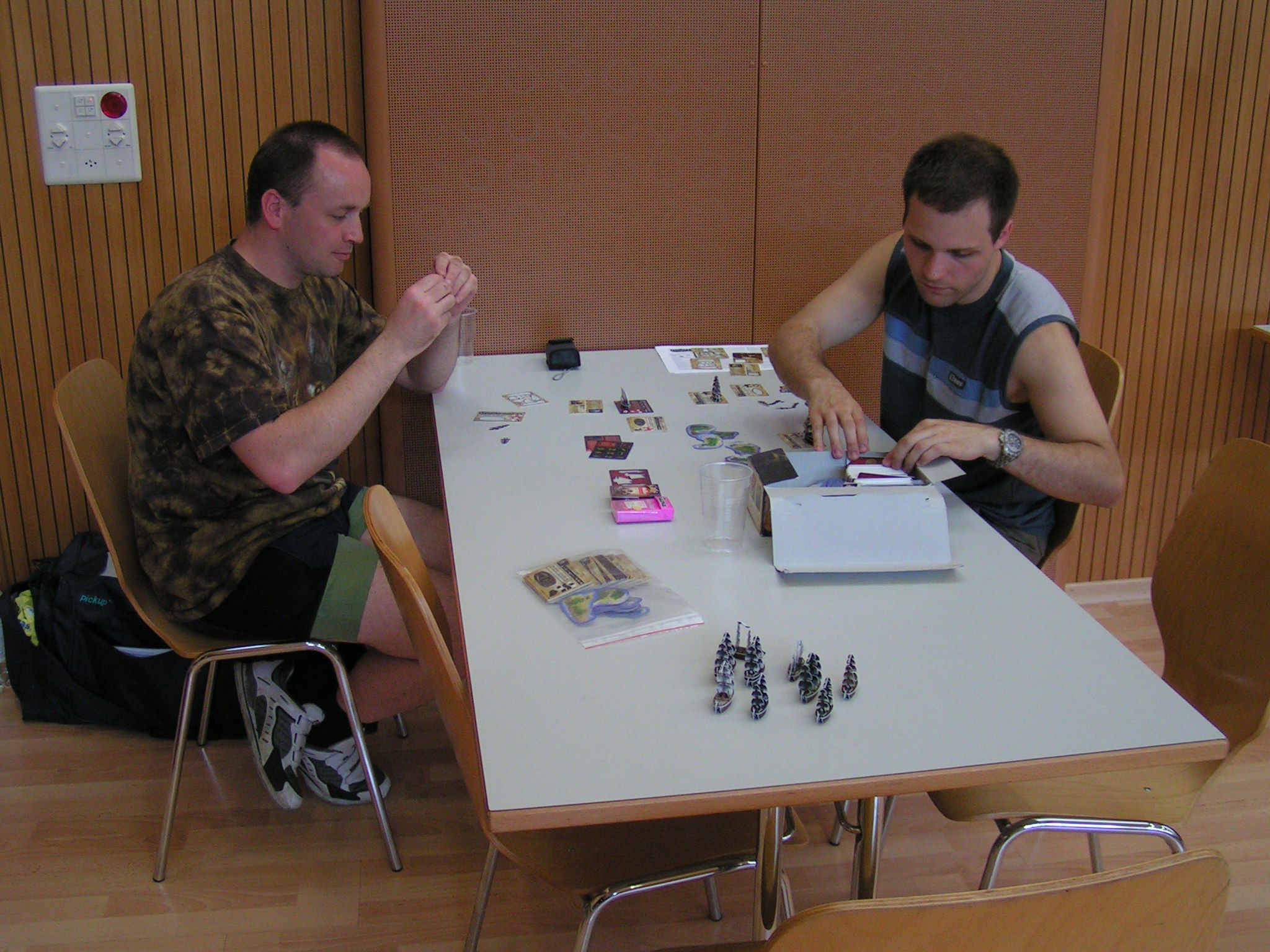 Vereinsmitglieder und Gäste auf den Ständen