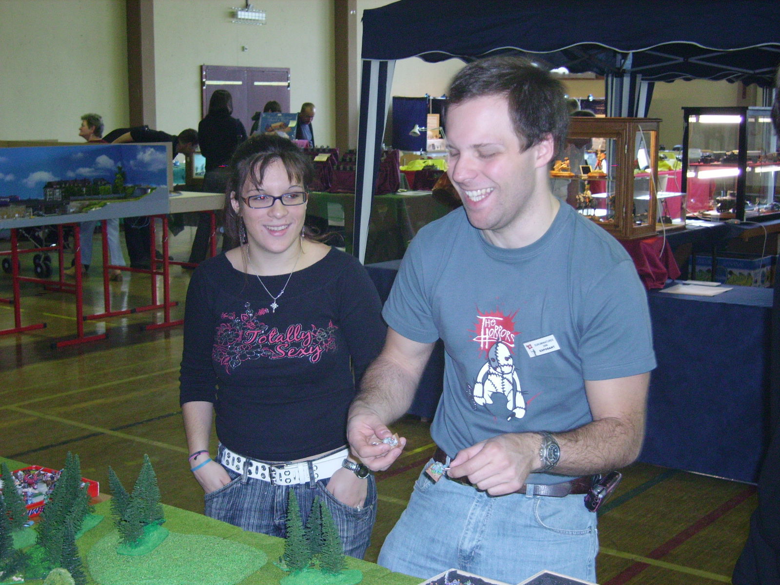 Vereinsmitglieder und Gäste auf den Ständen