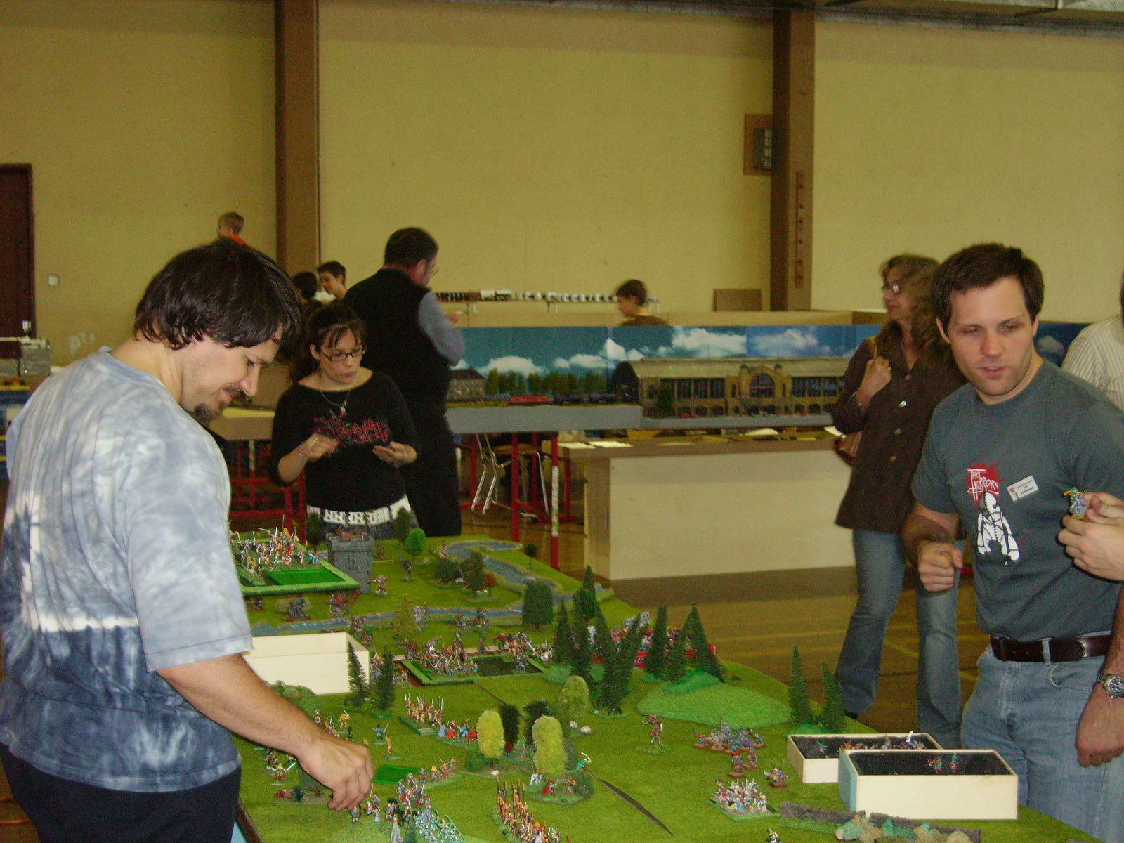 Vereinsmitglieder und Gäste auf den Ständen