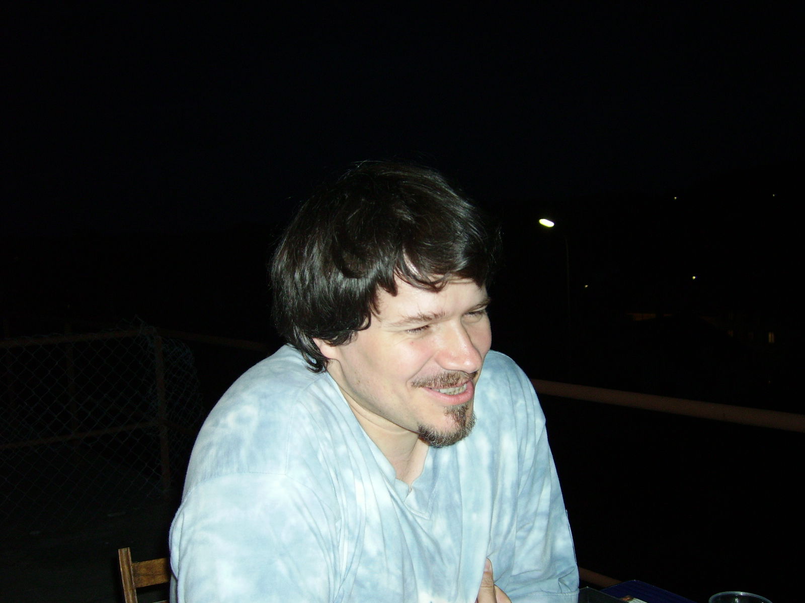 Vereinsmitglieder und Gäste auf den Ständen