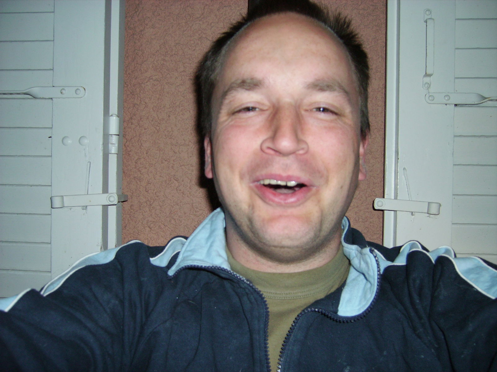 Vereinsmitglieder und Gäste auf den Ständen