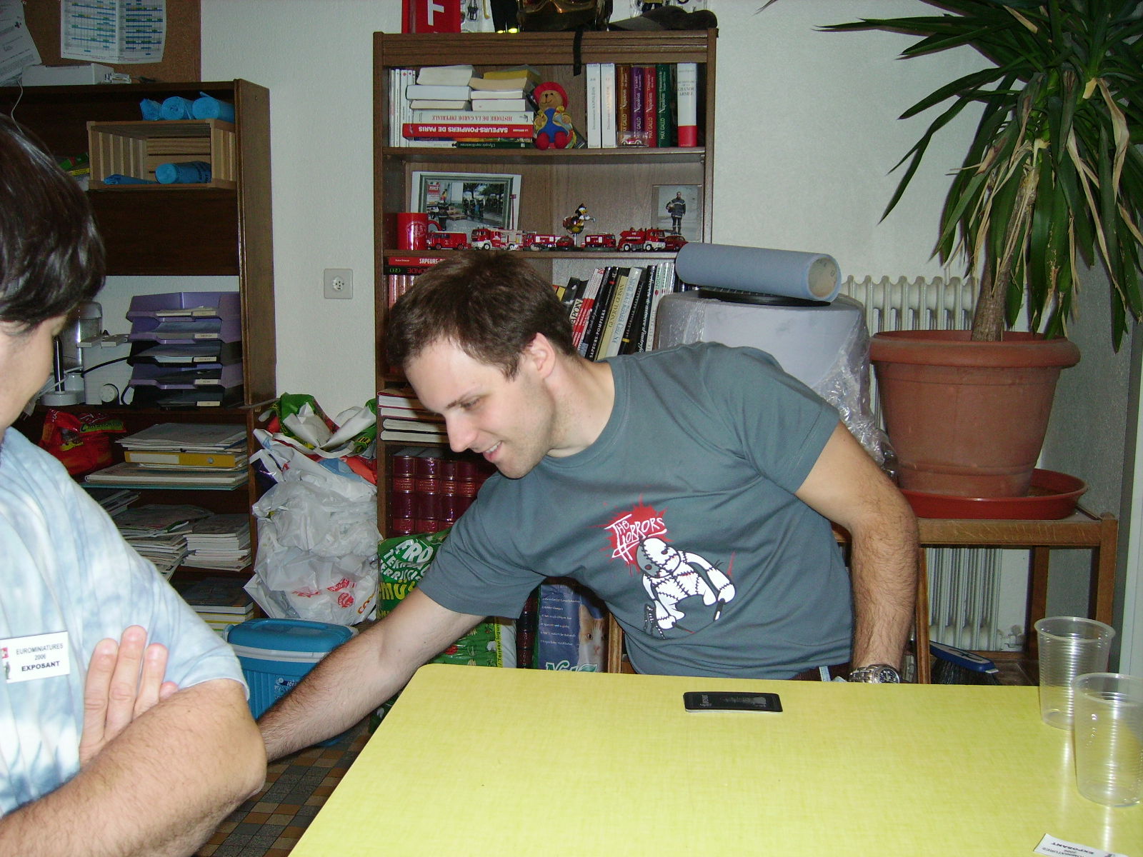 Vereinsmitglieder und Gäste auf den Ständen