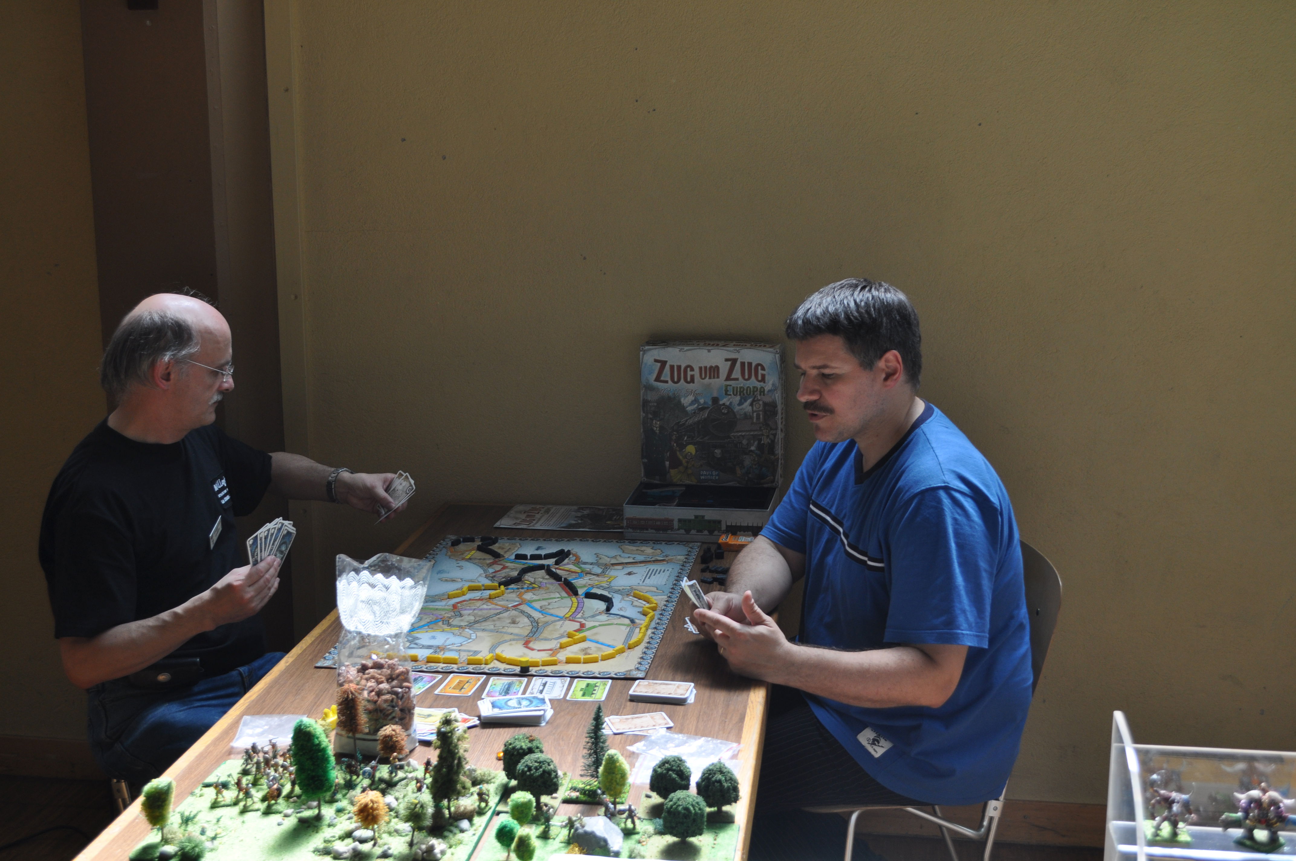 Vereinsmitglieder und Gäste auf den Ständen