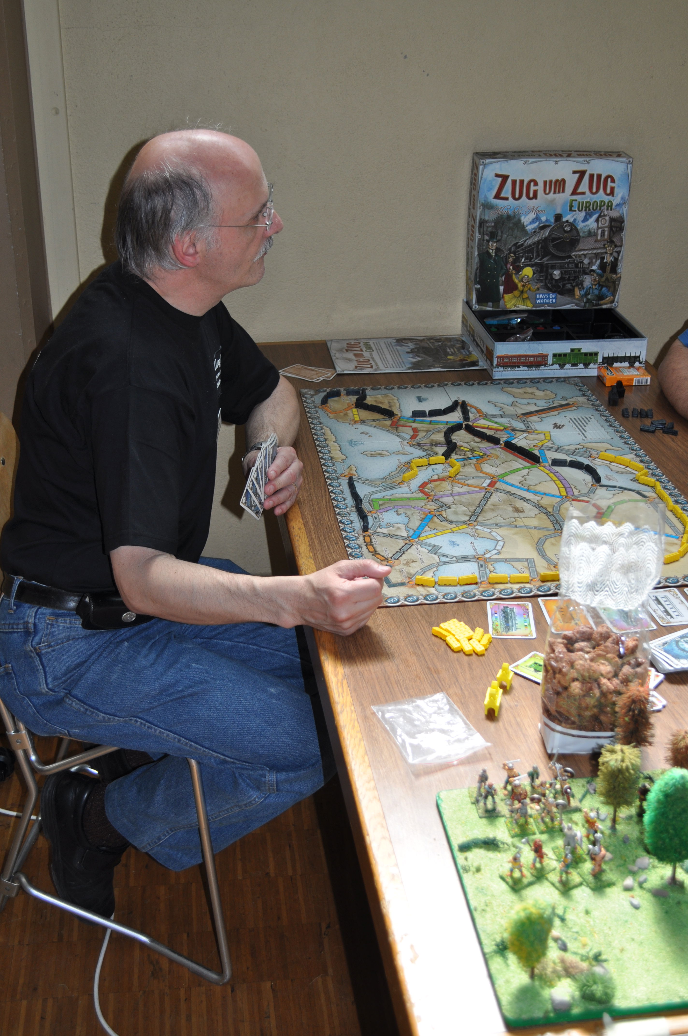 Vereinsmitglieder und Gäste auf den Ständen