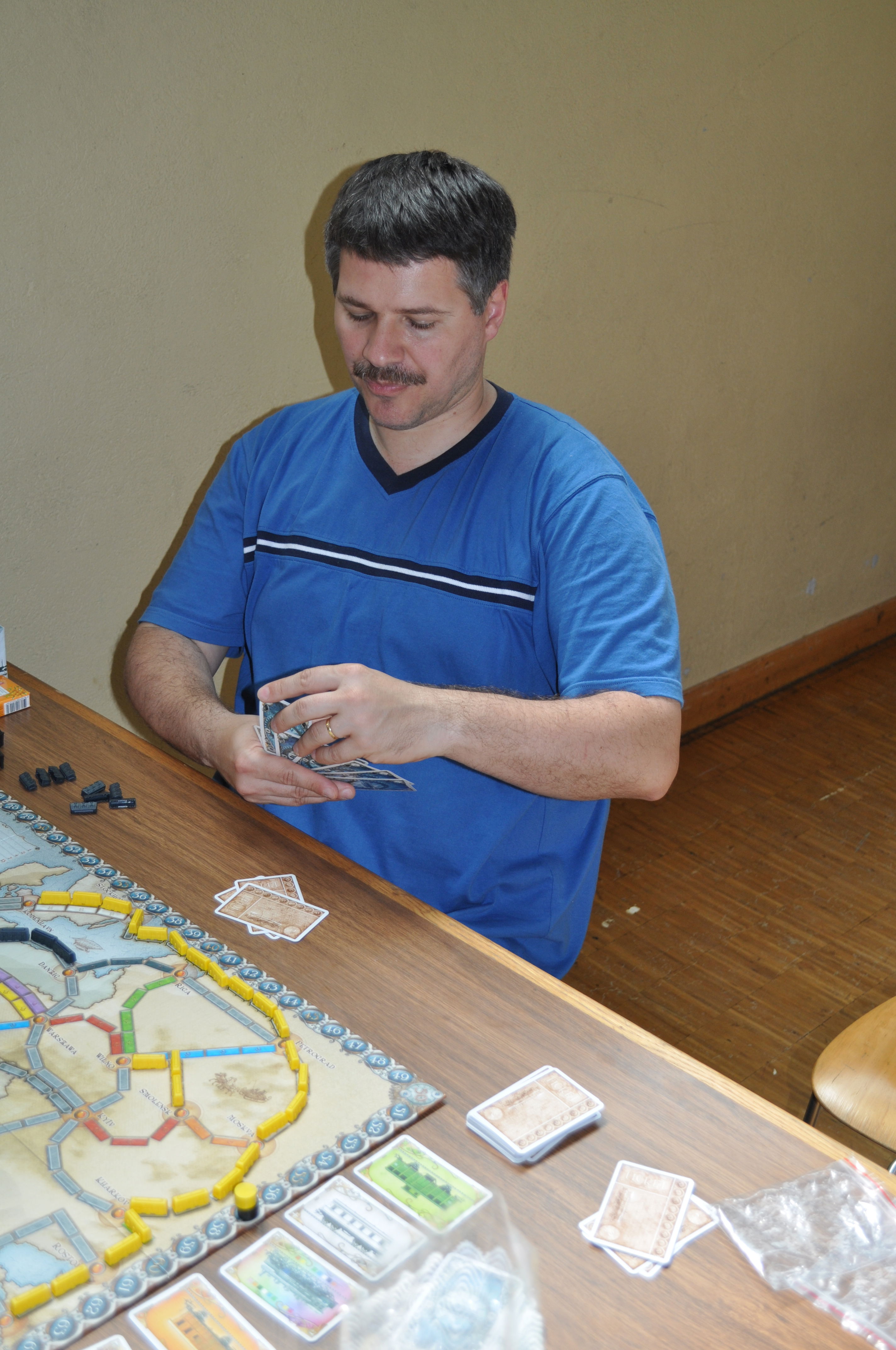 Vereinsmitglieder und Gäste auf den Ständen