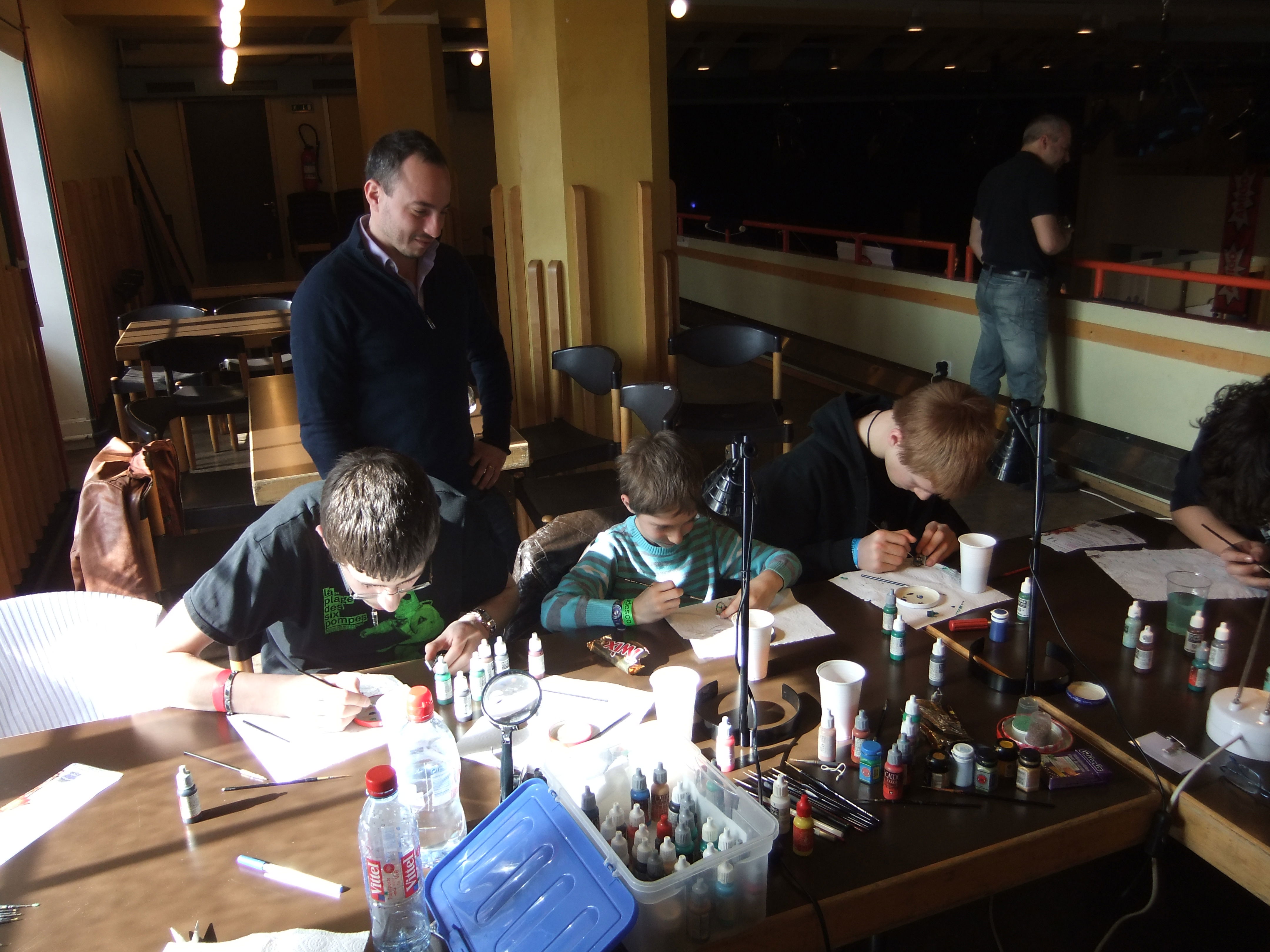 Vereinsmitglieder und Gäste auf den Ständen