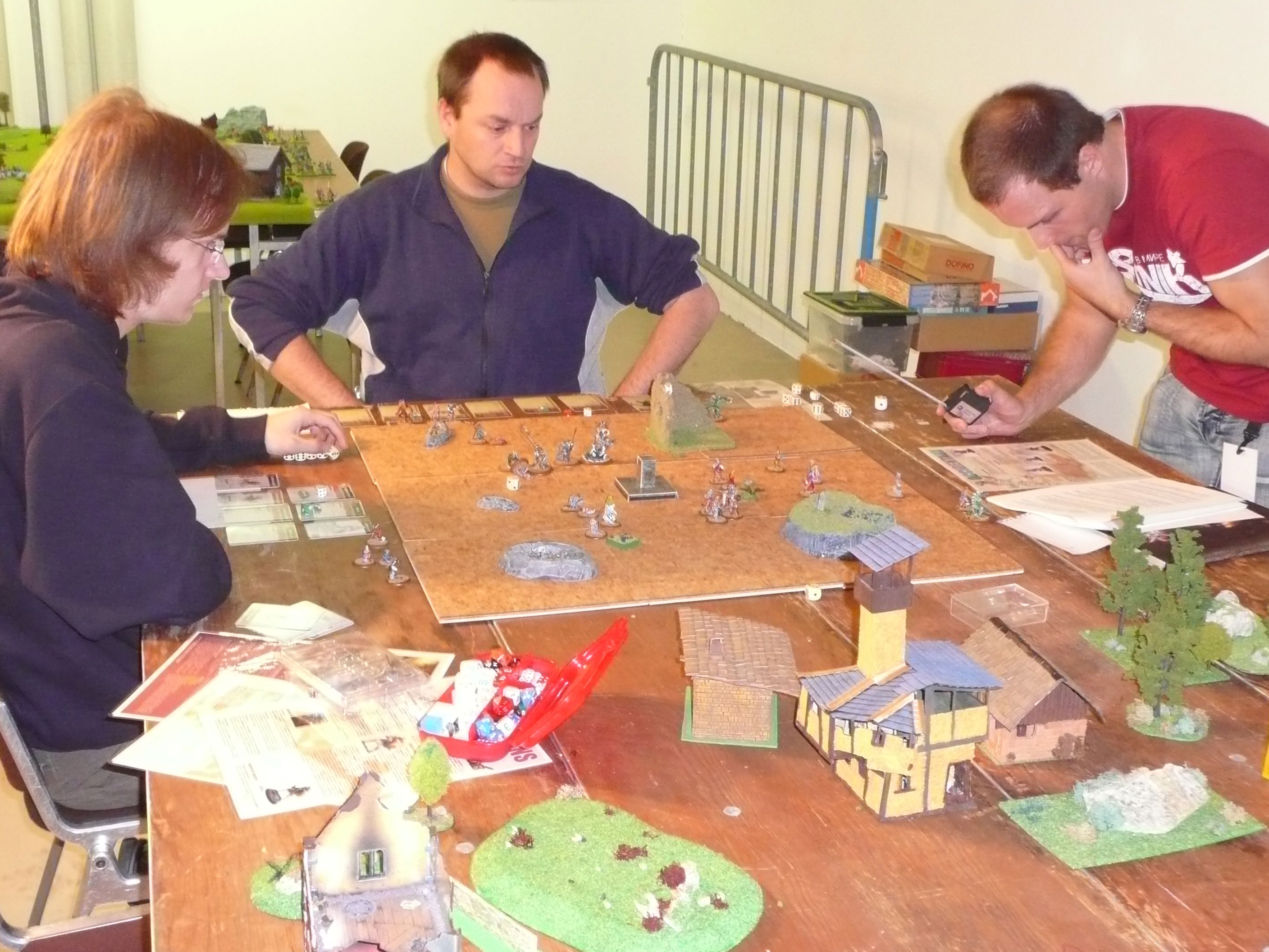 Vereinsmitglieder und Gäste auf den Ständen