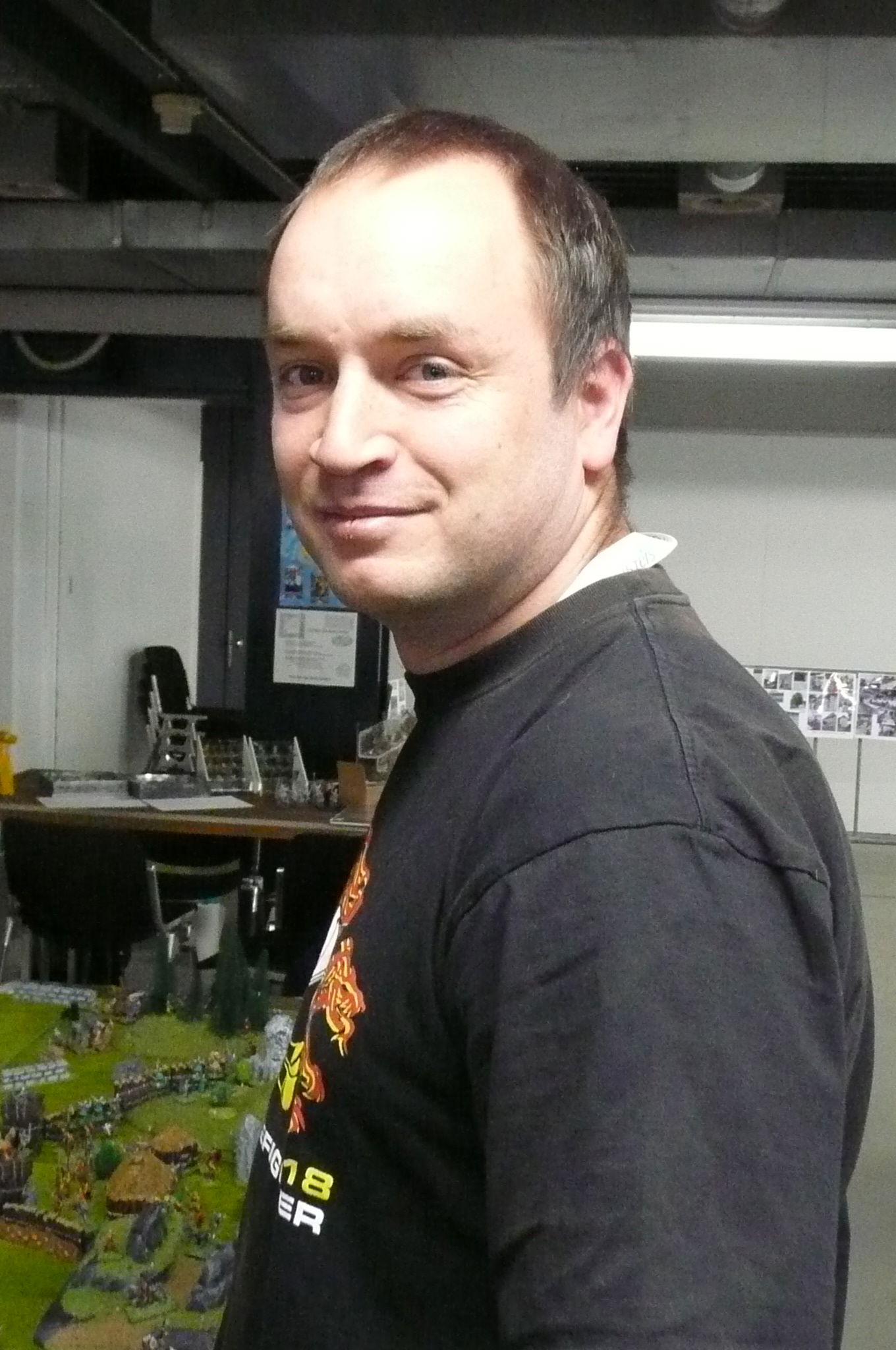 Vereinsmitglieder und Gäste auf den Ständen