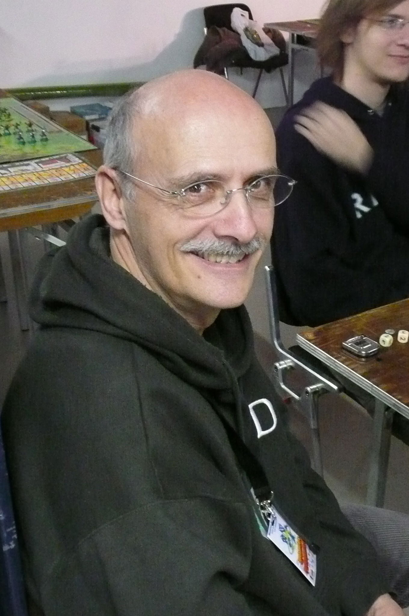 Vereinsmitglieder und Gäste auf den Ständen