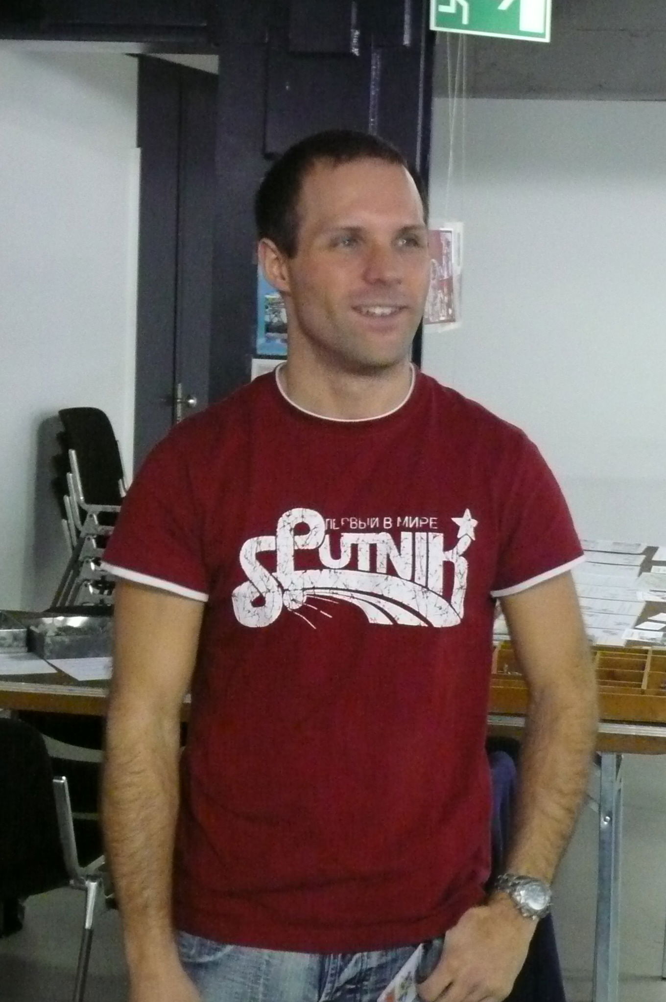 Vereinsmitglieder und Gäste auf den Ständen