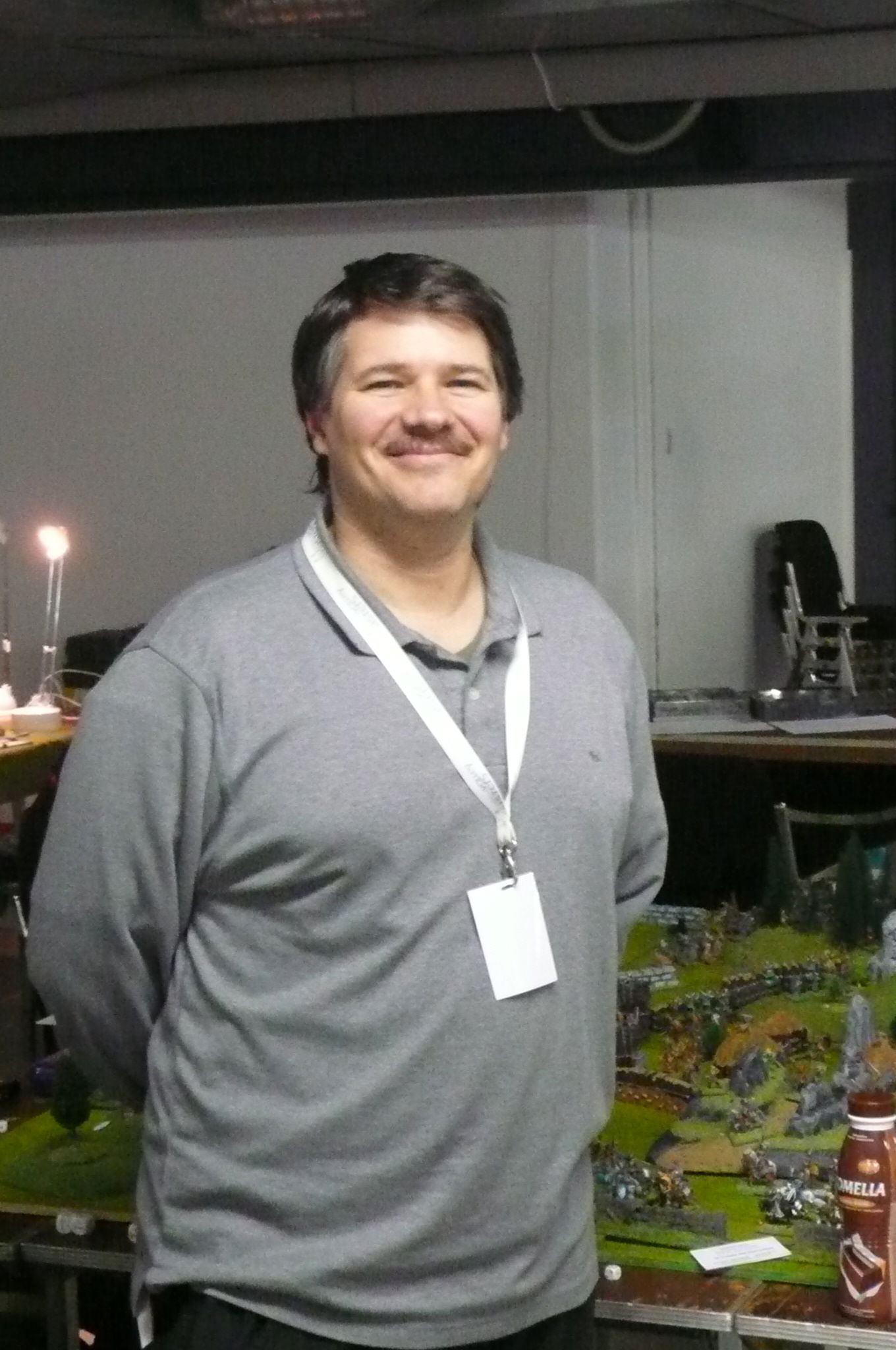 Vereinsmitglieder und Gäste auf den Ständen