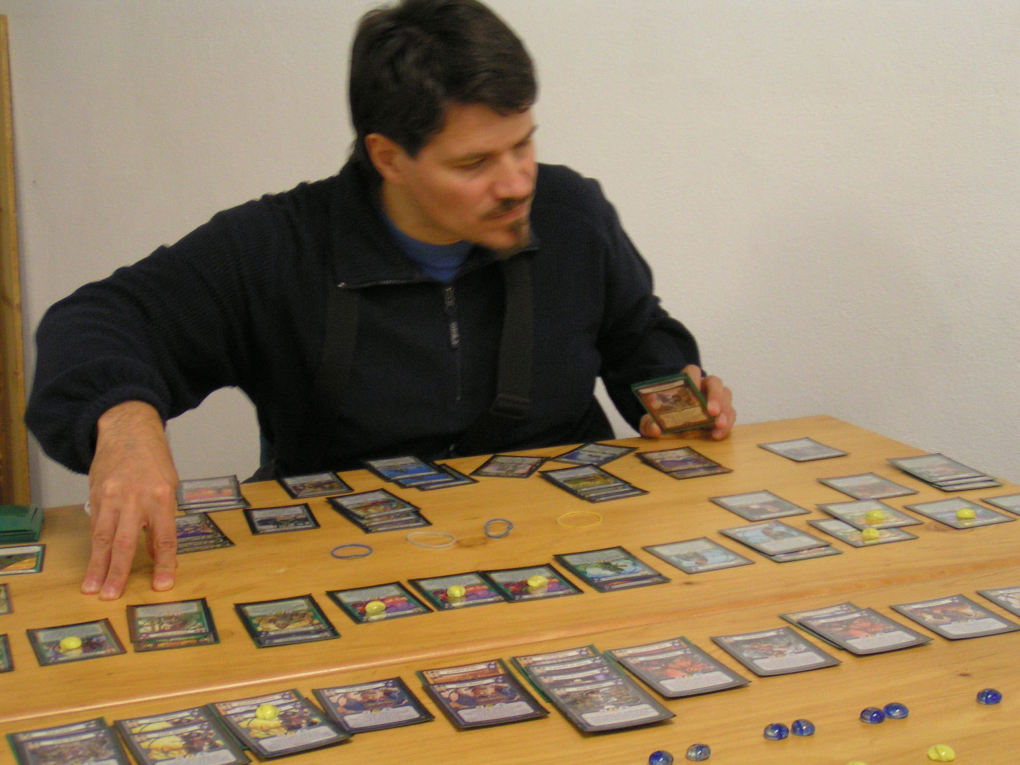 Vereinsmitglieder und Gäste auf den Ständen