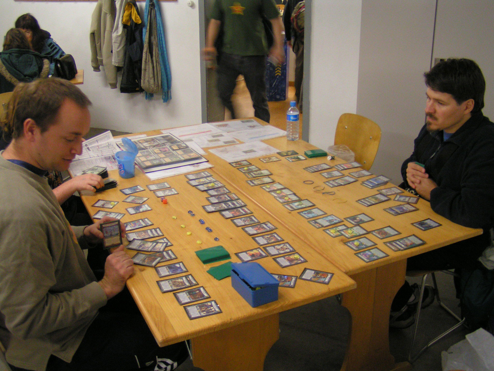 Vereinsmitglieder und Gäste auf den Ständen