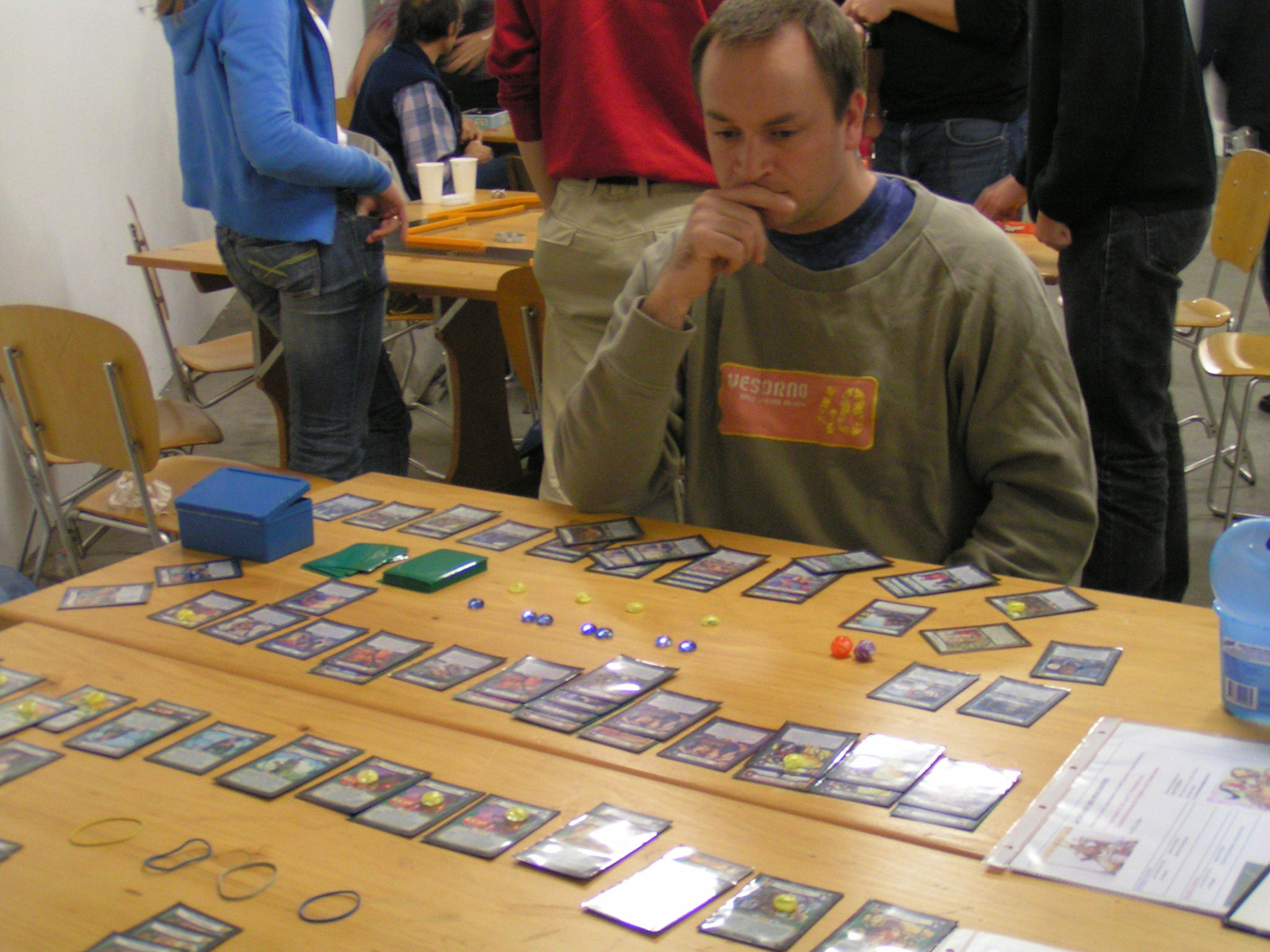 Vereinsmitglieder und Gäste auf den Ständen