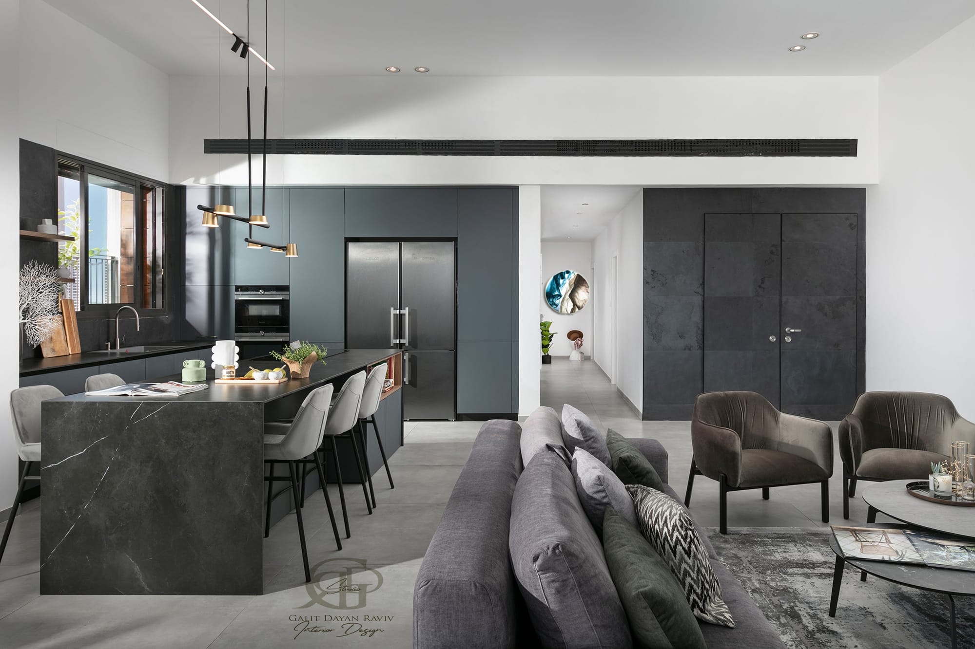 עיצוב פנטאהוס יוקרתי עם מטבח כהה